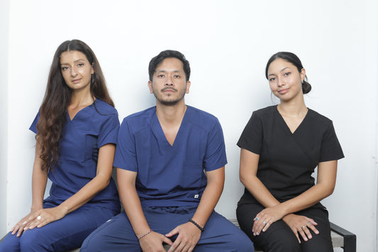 profesionales usando uniformes clínicos antilfuidos