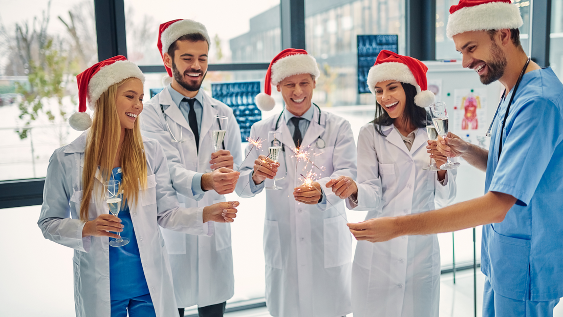 profesionales de la salud alegres celebrando la navidad en hospital