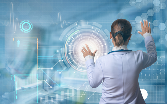 profesional trabajando en una pantalla futurista