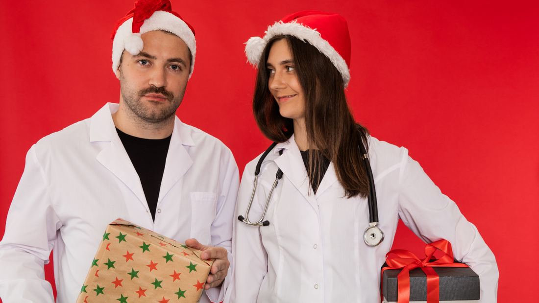 profesionales de la salud sosteniendo regalos de navidad
