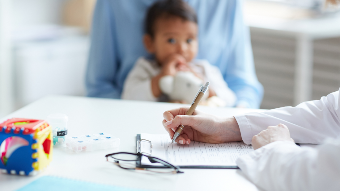 profesional pediatra atendiendo en consulta