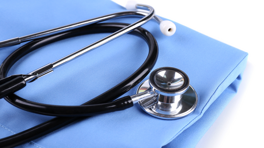 trajes clínico doblado con fonendoscopio