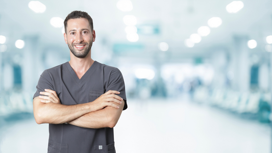 profesional usando trajes clínico gris