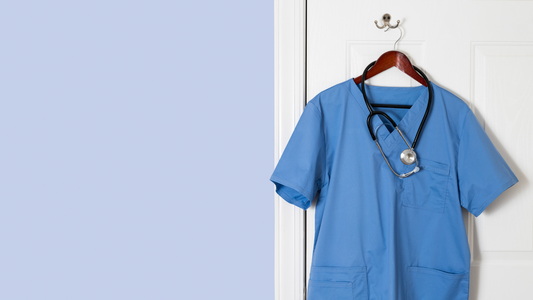 uniformes clínico colgado de una puerta