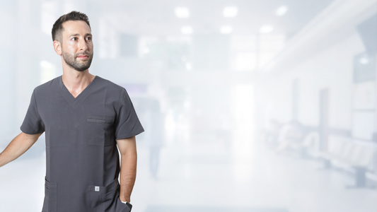 hombre usando uniforme clínico gris