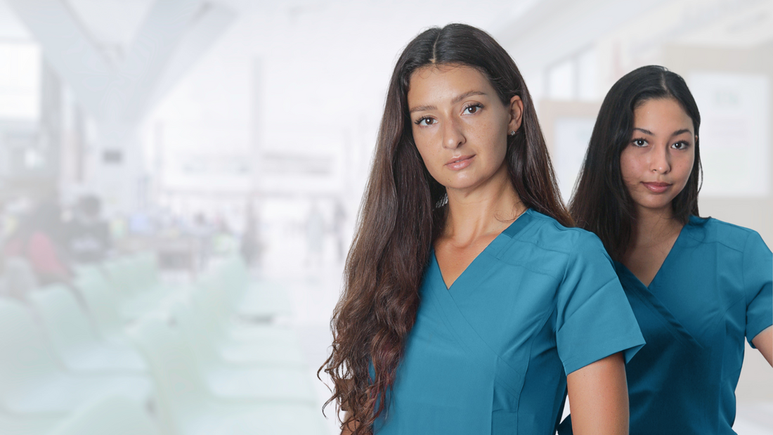 2 mujeres usando uniformes clínicos color turquesa