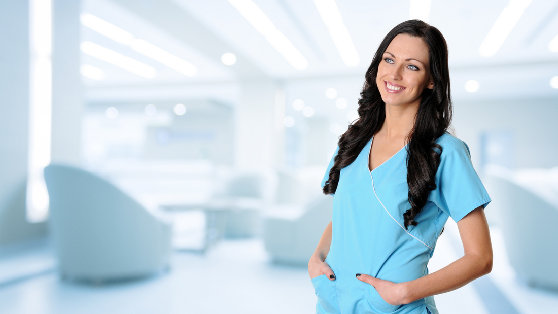 mujer embarazada usando uniformes clínico color azul