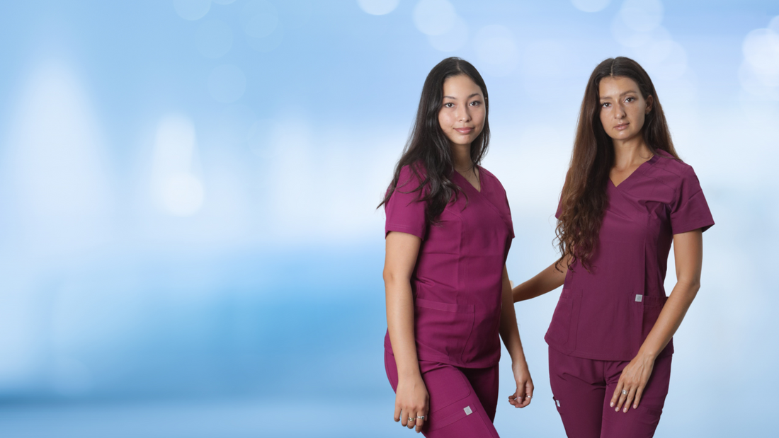 dos mujeres usando uniformes clínicos de nutricionista
