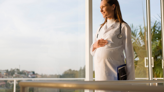 Consejos de Estilo para Profesionales de la Salud Embarazadas: Cómo Usar tus Uniformes Clínicos