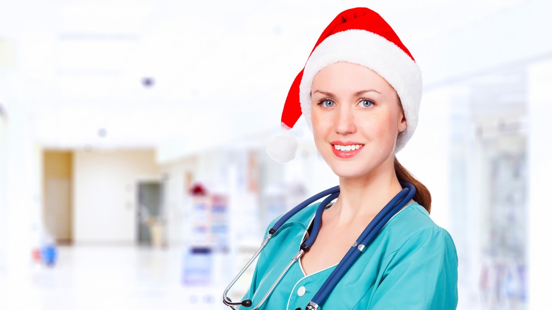 profesionales de la salud usando un uniforme clínico y un gorro de navidad