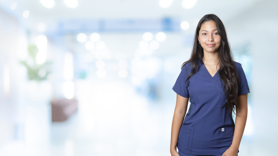 enfermera usando uniformes clínico azul marino