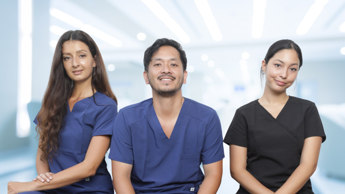 tres profesionales de odontología usando uniformes clínicos