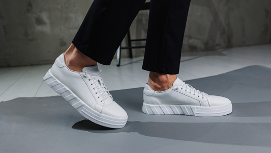 hombre usando zapatos clinicos con sus uniformes clinicos